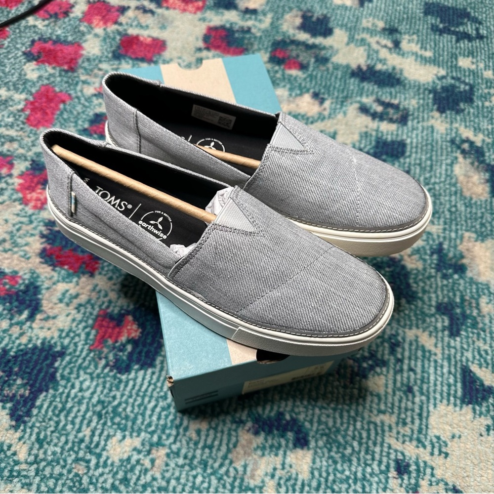 Toms Slip-On Sneakers in Light Gray